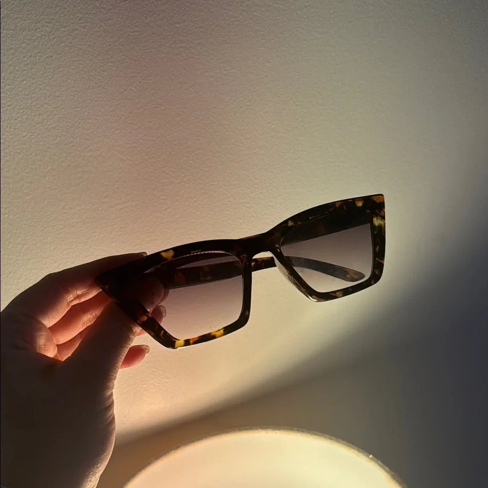 Tortoiseshell Cat-Eye Sunglasses - Stylish UV Shades